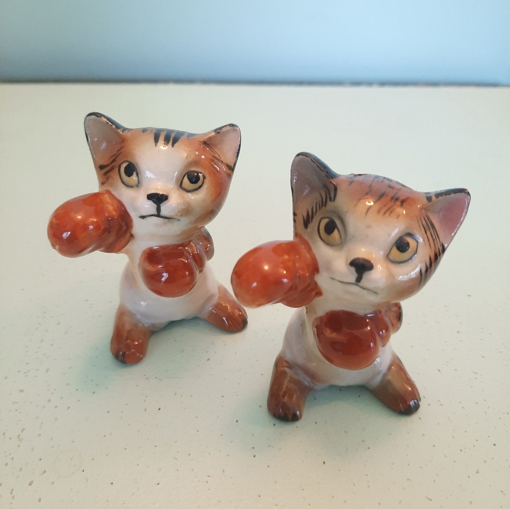 Vintage Ceramic Boxing Cats Kittens Salt & Pepper Shakers SCARCE!